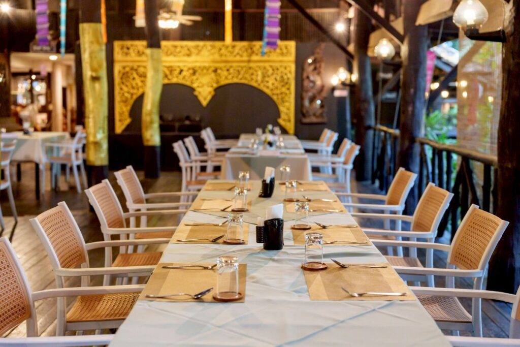 สัมผัสอากาศดีแช่น้ำพุร้อนแจ้ซ้อนจากที่พักสุดคลาสสิกลำปาง ริเวอร์ ลอดจ์